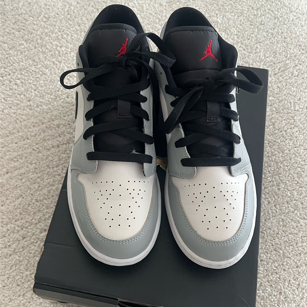 Jordan 1 Low in Light smoke Gray (7.5 men’s/ 8.5-9 women’s) super cute sneakers - Picture 6 of 7